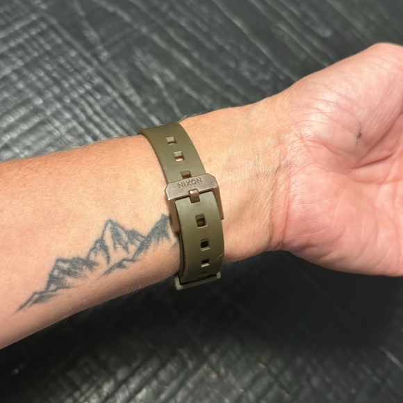 Really cute brown rubber band Nixon watch women’s - Picture 9 of 9